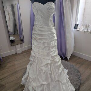 David’s Bridal ruched wedding gown size 12